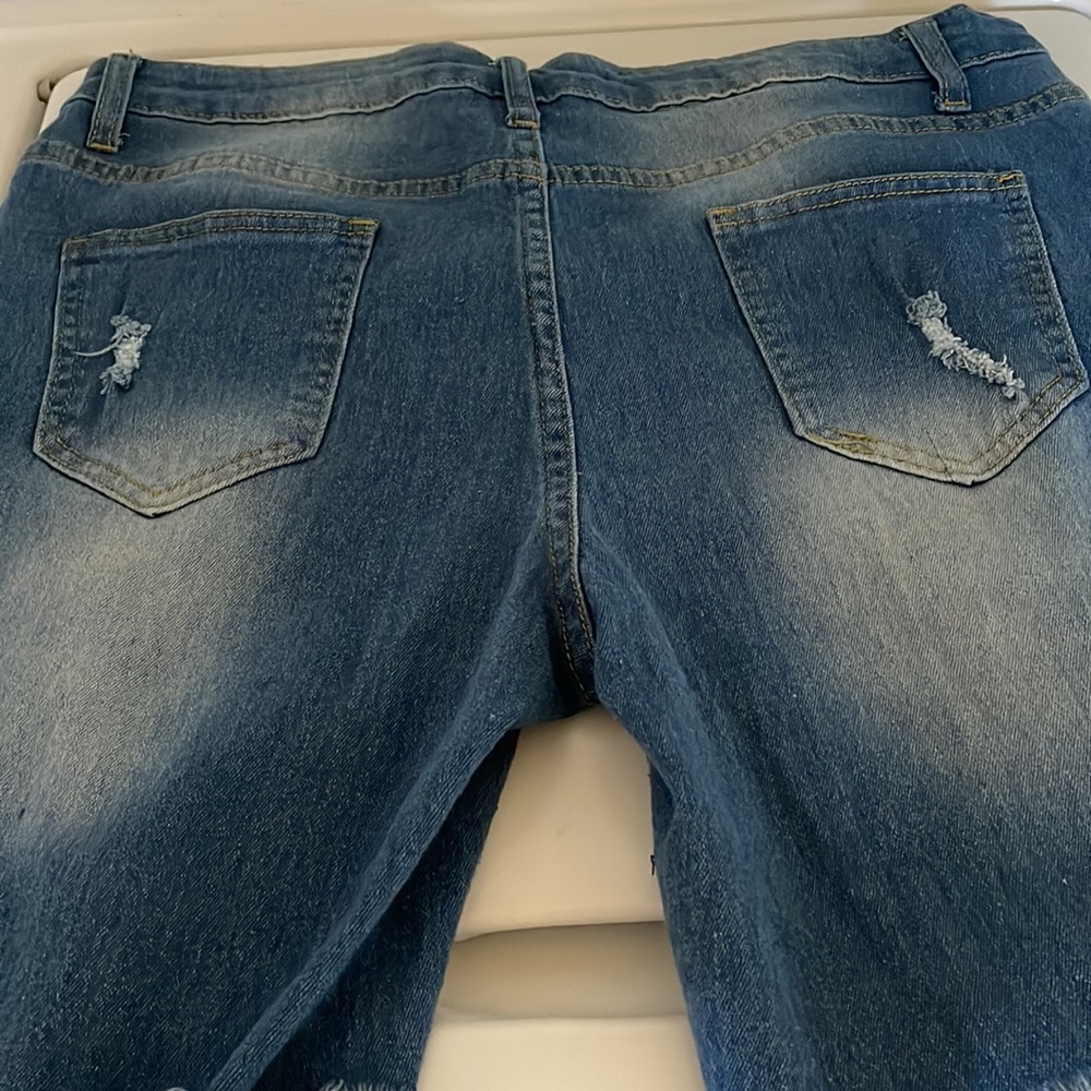 Jeans Woman’s Cutely Distressed Shorts Sz XL - Picture 4 of 8